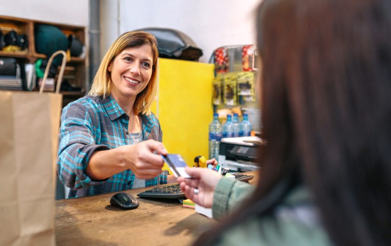 smiling-woman-shop-assistant-taking-credit-card-of-2023-11-17-18-31-15-utc-1024x644.jpg smiling-woman-shop-assistant-taking-credit-card-of-2023-11-17-18-31-15-utc-1024x644.jpg