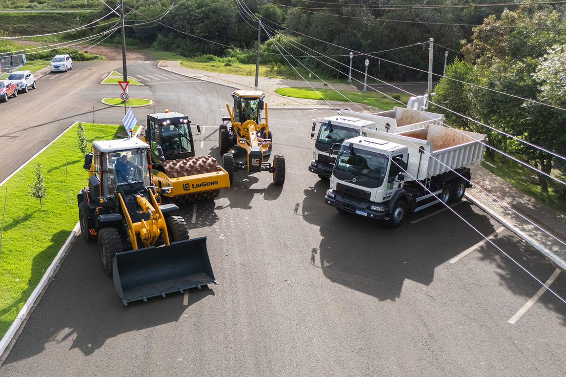 Prefeitura de Turvo entrega 5 novas máquinas para reforçar as estradas rurais