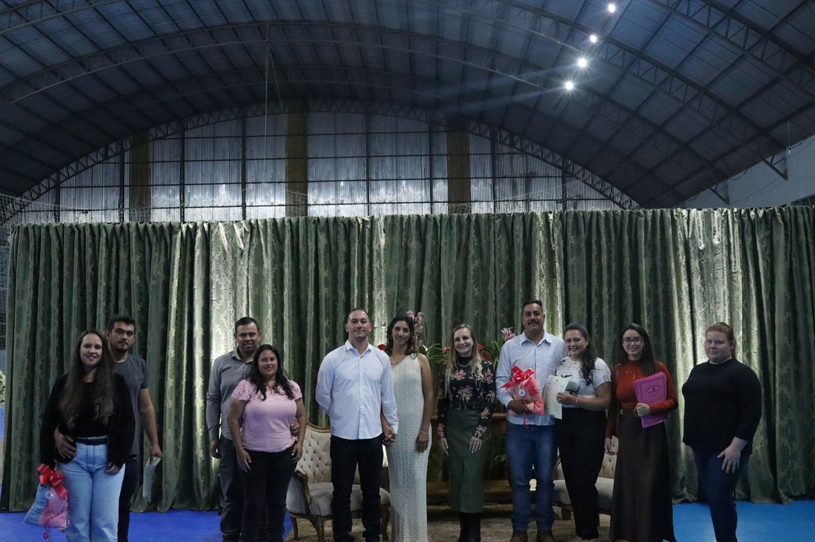Casamento civil coletivo oficializa a união de 8 casais turvenses