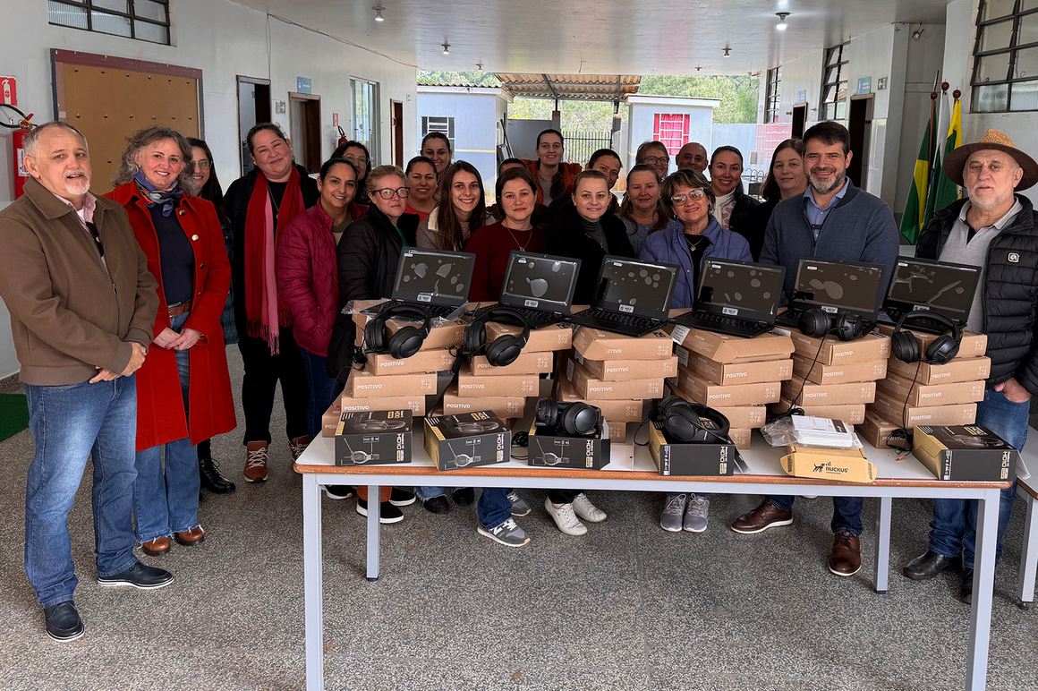 Escola Municipal João Miguel Maia recebe 30 novos Chromebooks